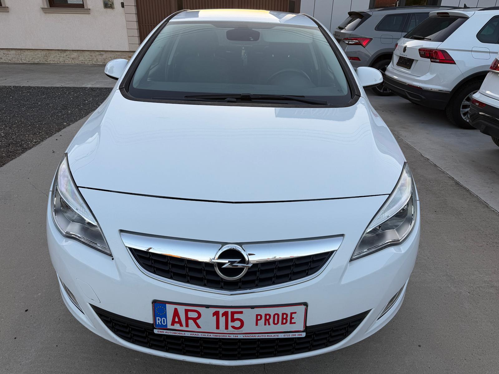 Mașină Opel ASTRA J